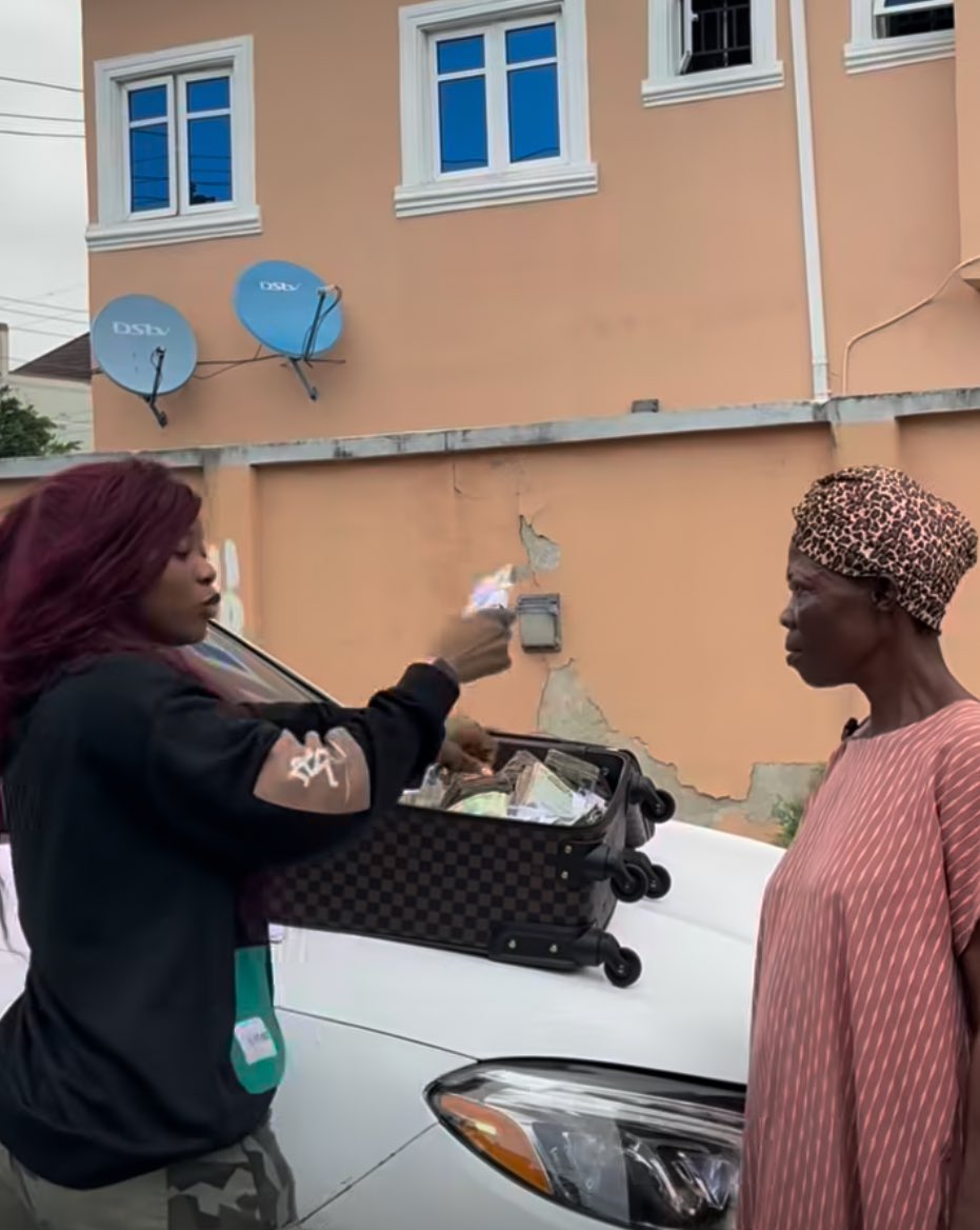 S_kyy001's tweet photo. Lowkey king mitchy don replace asherkine😂

This girl literally gave an homeless woman 100M Naira😭❤️ https://t.co/muZowWk2Jp