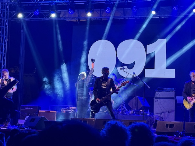 JI_Lapido's tweet photo. Anoche, los Cero volvimos al lugar del crimen. Auditorio de Maracena, 30 años después. Piruetas espacio-temporales. Sensación de incredulidad y a la vez de agradecimiento al destino: las guitarras siguen rugiendo y las melodías planeando sobre las cabezas del respetable. Rock. https://t.co/m86wDlGnag
