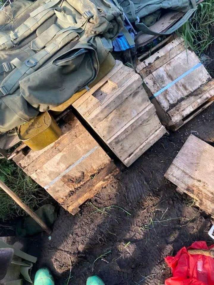 Cap_Brave's tweet photo. Terroriste et voleur #PaulKagame, merci pour les caisses de munitions abandonnées par tes miliciens du #RDF à #Remeka dans leur fuite. Voilà le matériel qu’ils ont laissé derrière eux: les faits parlent d’eux-mêmes. https://t.co/R72ZdsKxDf