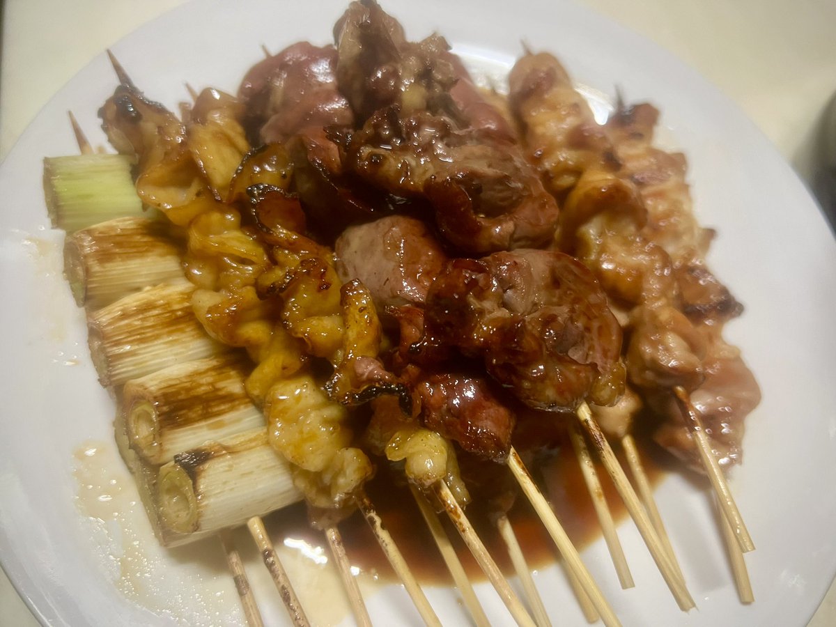 shiro728's tweet photo. 数年まから育てている焼き鳥のタレ😋
毎回タレを継ぎ足し火入れして冷凍保存を繰り返してます。
子供の頃おやつ代わりに買い食いした思い出を再現したくて研究中。
今回は炭を使わずに簡易的にガスコンロ❗️
やはり炭の風味が薄れるような気がする🤔
#おうちごはん
#焼き鳥 https://t.co/EnwYRudEno