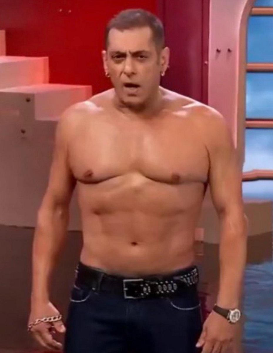 Wafa7ayaan's tweet photo. @AlveKayum Shera ne pel pel ke pet bada kr diya Pichwaada bhi suja diya boiled potato ka .. biceps kya chiz hai re kele @AlveKayum https://t.co/mfNM9qAcrq