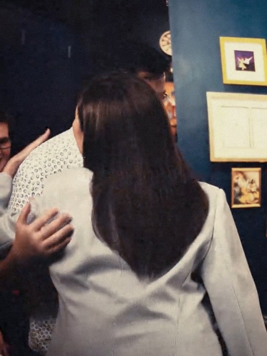 rshntvrs's tweet photo. THE GENTLE TAPS??? THE HAND PLACEMENTS??? 😭✋🏻

INJECT THIS MOMENT IN MY VEINS 🫵🏻 https://t.co/rlDR9wd6Es