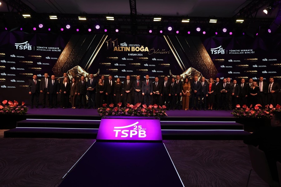 inanmutlu10's tweet photo. Kurcaladıkça pislik saçılıyor.
Türkiye Sermaye Piyasaları Birliği, Nisan 2026'da Altın Boğa ödülleri düzenliyor.
Atlas Portföy’e, “2025 Serbest Yatırım Fonları Getiri Lideri” ödülü verildi.
Aynı ödül töreninde İnfo Yatırım da “Pay İhracına Aracılık Lideri” seçildi. İnfo, Hedef Holding grubunda.
Aradan sadece 5 ay geçti. Sistem patladı.
Tera Yatırım Başkanı Emre Tezmen de kürsüde. Dönemin SPK Başkanı da konuşmacı...