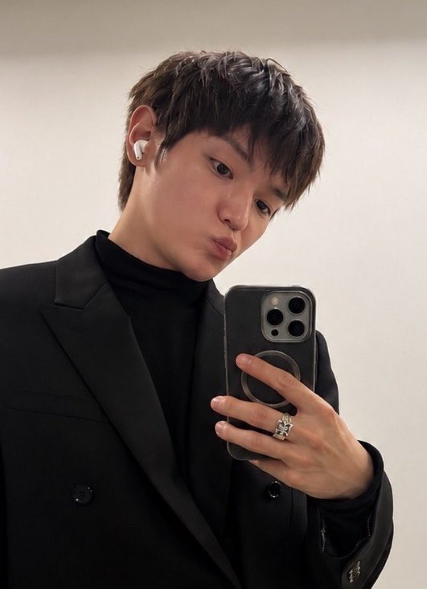 _valentyong's tweet photo. did ty used jh’s old phone to take a mirror selca? https://t.co/mJa5WJIIHW