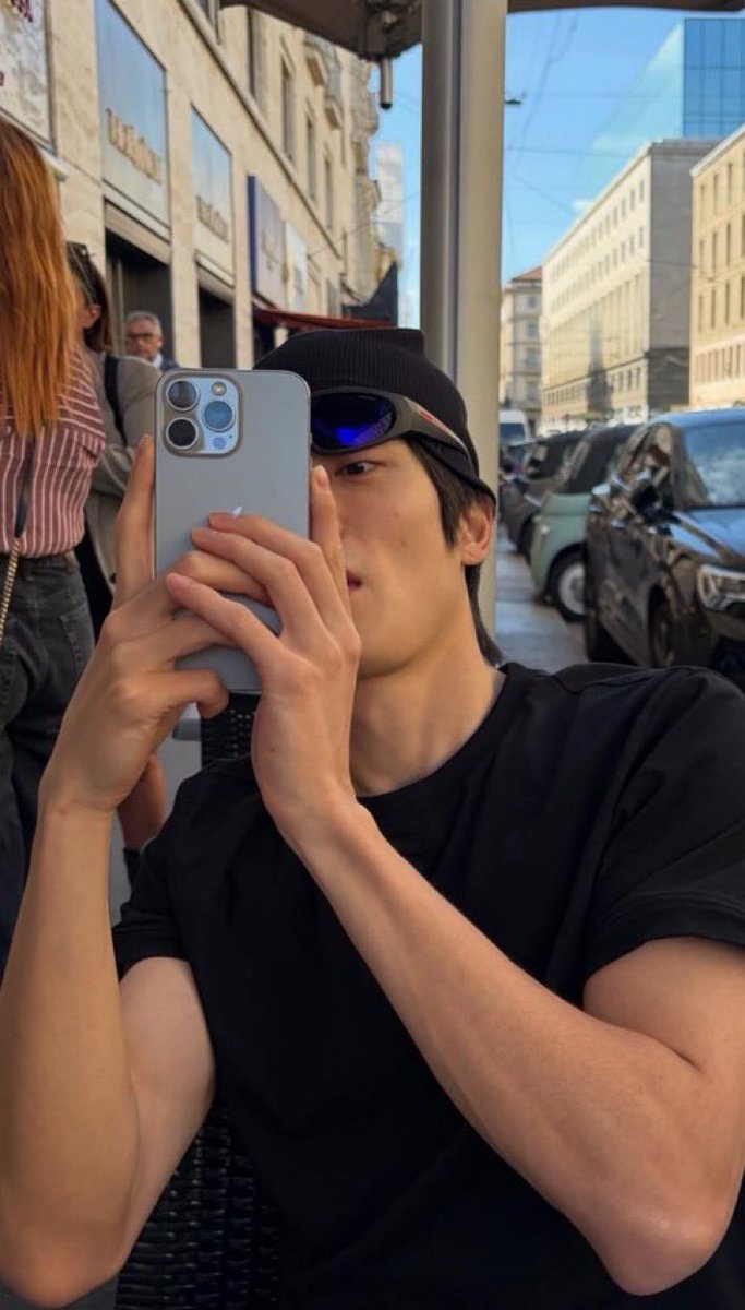 _valentyong's tweet photo. did ty used jh’s old phone to take a mirror selca? https://t.co/mJa5WJIIHW