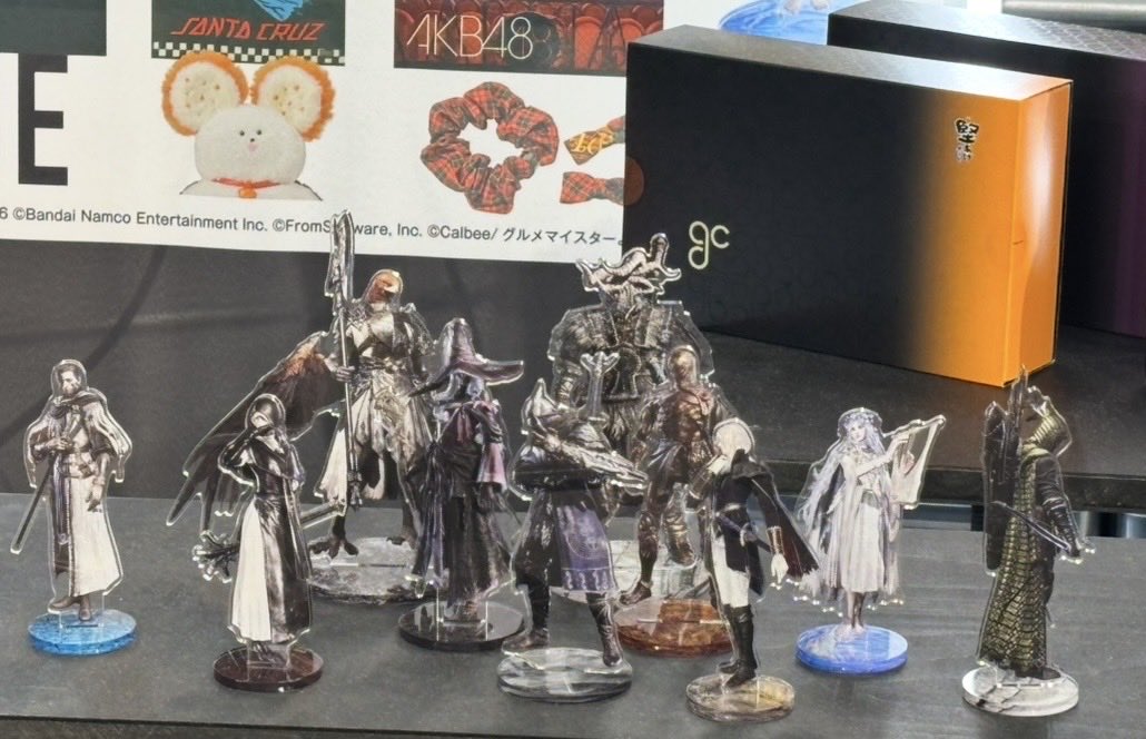 Asuka931148's tweet photo. 仕事が早く終わったので、新宿伊勢丹
のナイトレイン ストアにお邪魔してきました。（＾∇＾）

当然、整理券はないので外から眺めて来ただけなのですが、鈴玉狩りの前での写真撮影や、今後予定のグッズに人が集まったりと、とても楽しそうでした。

何とか期間中に、グッズ購入したいなぁ。
（^人^） https://t.co/GfEC9sFhcf