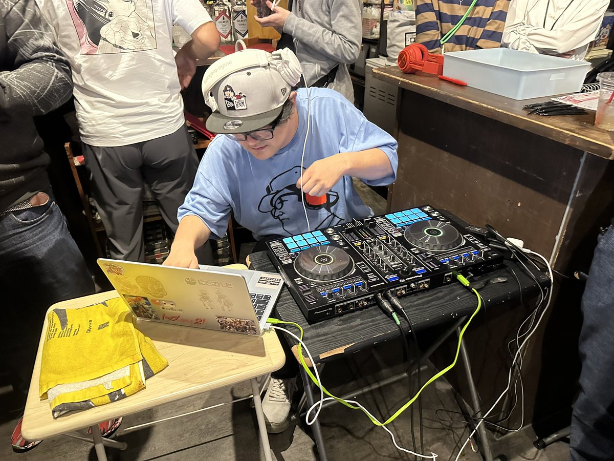 ah1622's tweet photo. 抽選で選んだお題から
DJのプログラム作成中のムサさん。（二枚目）
作成中、神井さんの歌のコーナー（三枚目）
#ムサ部屋 #超ムサ部屋 https://t.co/WUWADKbHCV