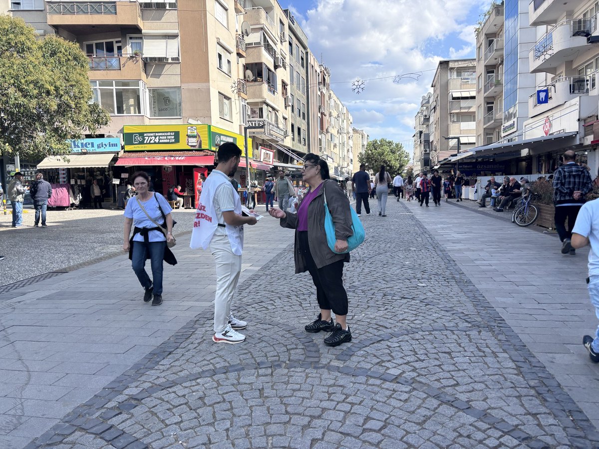 bdninsesi2's tweet photo. AKP Memleketi Adım Adım Satıyor! Biz Devletleştireceğiz! 

📍 Birlik ve Dayanışma Gazetesi'nin 15. sayısını İzmir Buca'da emekçilere ulaştırdık. 

Memleketin ve geleceğimizin sermayeye peşkeş çekilmesine karşı tüm emekçileri Birlik ve Dayanışma'ya güç vermeye, mücadeleye davet ediyoruz!