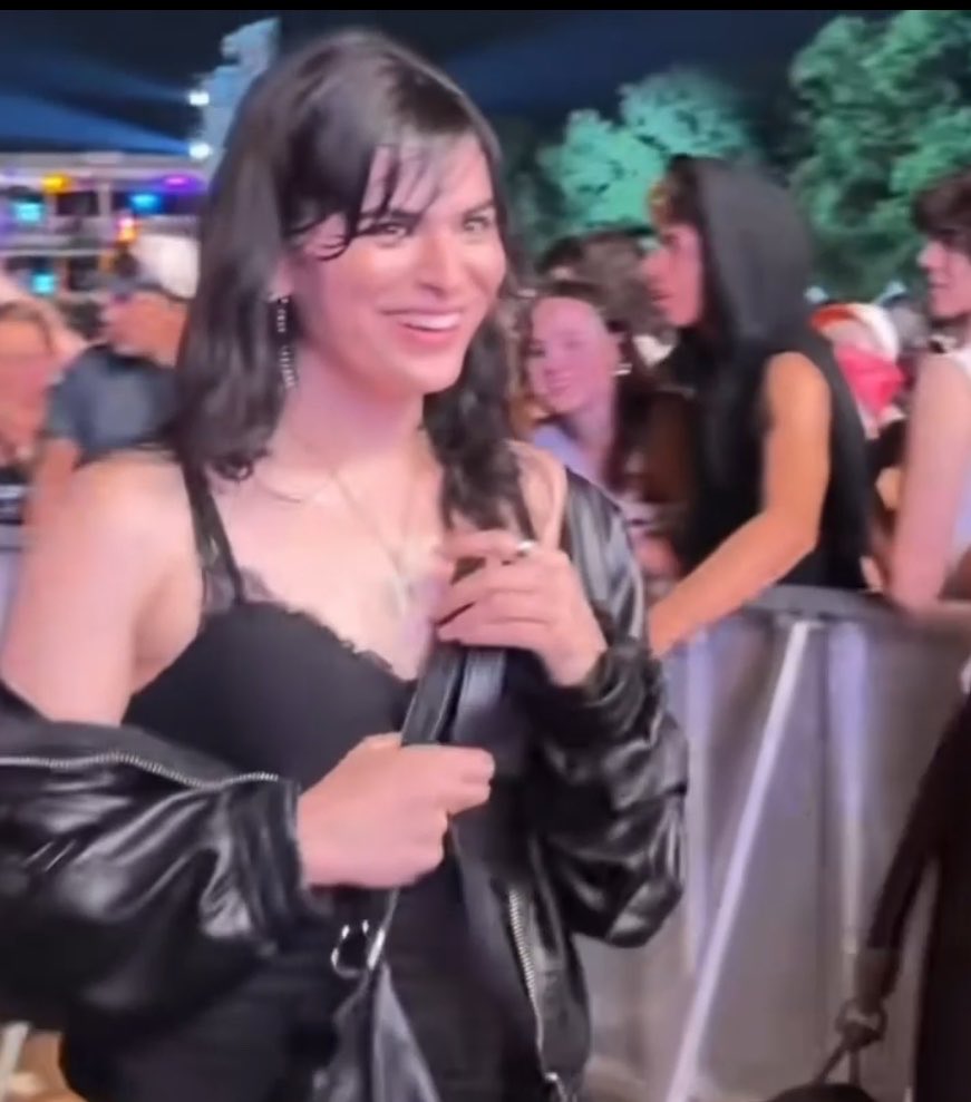 ditzydidlydee's tweet photo. Her smile after seeing the crowd screaming for her… like that’s my close &amp; personal dear friend treat her kindly world 😭❤️ https://t.co/ifmeLQTkwL