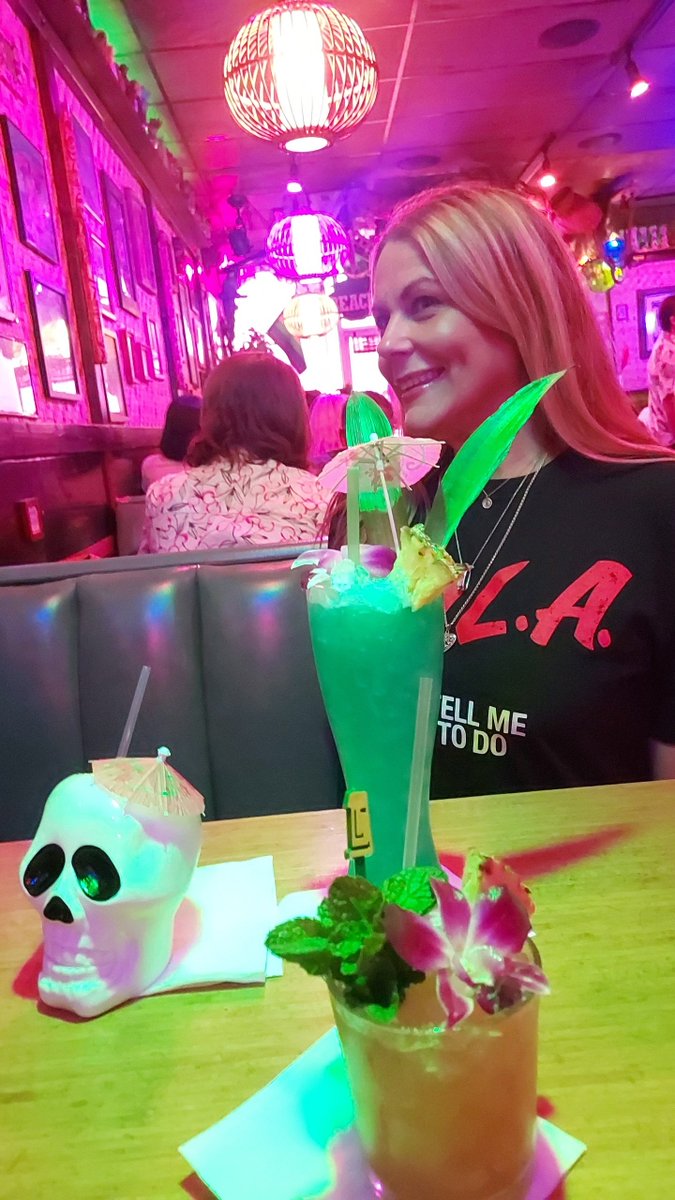 GaffordShelly's tweet photo. Fun drinks at the Lei Low 🧉🍹tiki bar 🍸 https://t.co/2ZRmkwdxSA