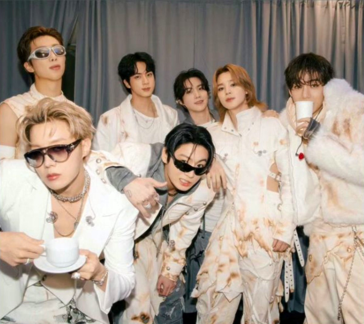 Lynebangtan's tweet photo. BTS in those new outfits in Bogota, Colombia.
#BTS_WORLDTOUR_ARİRANG_BOGOTA 
#BTSEnBogotá 
#BTS_ARİRANG 
#btsarmy https://t.co/2mnBcWeh5x