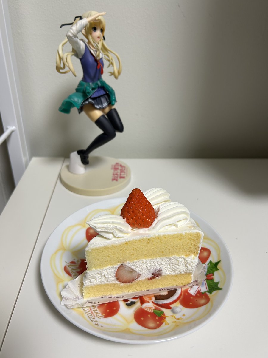 imu_chan's tweet photo. シャトレーゼで買ってきたいちごショートケーキを肴に同じく今日買ってきた日本酒を飲む。 https://t.co/ByIuWq1qQ9