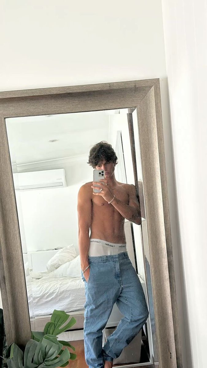 ImoleAyo1k's tweet photo. Sagging with white boxers>>> https://t.co/rXfp9Uars5