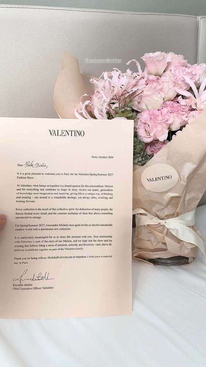 frillangelbunny's tweet photo. VALENTINO 초대장📨 

ㅡ 친애하는 박시우님께
발렌티노 2027 봄/여름 패션쇼가 열리는 파리로 여러분을 초대하게 되어 매우 기쁩니다. 
발렌티노에서 우리를 하나로 모으는 것은 이 특별한 메종에 대한 공통된 열정이며, 메종의 역사를 계속해서 만들어 나가는 모든 것입니다. 우리의 팀과 세대를 넘어, 지식이 상상력과 창의력과 만나는 곳에서 생각하는 독창적인 방식에 생명을 불어넣고 — 주목할 만한 유산에 뿌리를 두면서도 항상 살아있고, 진화하며, 미래를 내다보는 것을 창조해 냅니다.
모든 컬렉션은 이러한 공동의 정신이 낳은 결과입니다. 많은 이들의 헌신, 모든 디테일 뒤에 숨겨진 정교함, 그리고 예상치 못한 무언가가 탄생할 수 있도록 하는 아이디어의 끊임없는 교류가 만들어낸 결과물입니다.   2027 봄/여름 시즌을 맞아, 알레산드로 미켈레(Alessandro Michele)가 멋진 새 컬렉션과 함께 다시 한번 우리를 자신의 놀라운 창의적 세계로 초대합니다.
이 순간을 여러분과 함께 나누는 것은 우리에게 특히 의미가 큽니다. 발렌티노와 함께하는 여러분의 관계는 우리 메종 이야기의 일부이며, 이번 쇼와 이어지는 저녁 행사가 감동, 호기심, 발견의 감각을 불러일으키고 무엇보다도 발렌티노 패밀리의 일원으로 함께 축하할 수 있기를 바랍니다.
함께해 주셔서 감사합니다. 발렌티노의 모든 임직원을 대표하여, 파리에서 멋진 시간을 보내시기를 기원합니다. 

리카르도 벨리니 (Riccardo Bellini) 
발렌티노 최고경영자(CEO) 

#PARKSIWOO #박시우