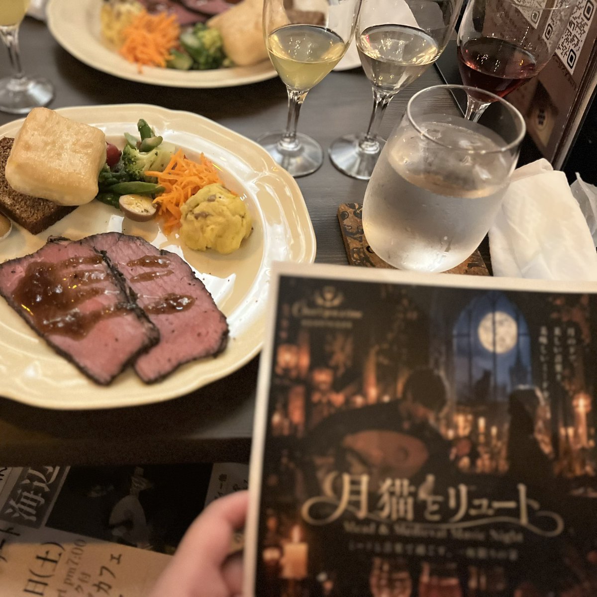 contra_lemon345's tweet photo. #月猫とリュート ライブに参戦いたしました✨

美しい音色に、美味しいお食事に、終始癒されるひとときでございました✨

リュートとハーディガーディ、ミードについて理解を深めることができて興味深かったです！

スモークミード商品化したら爆買い不可避…！！！ https://t.co/nOd0c3vWK6