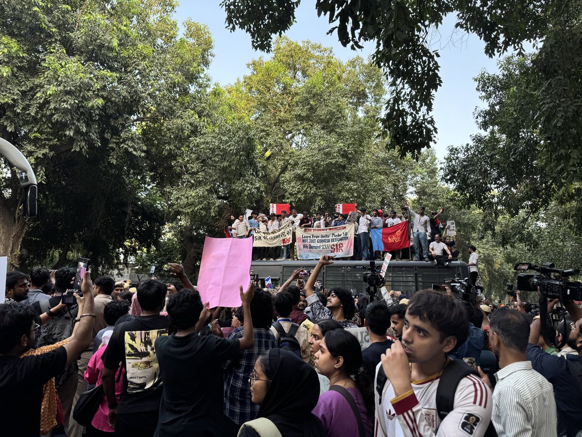 Adwaith_WS's tweet photo. 5:30 PM

Protesters have climbed on top of a detention van. They have blocked another police bus trying to detain protesters. https://t.co/FuC647DFVj