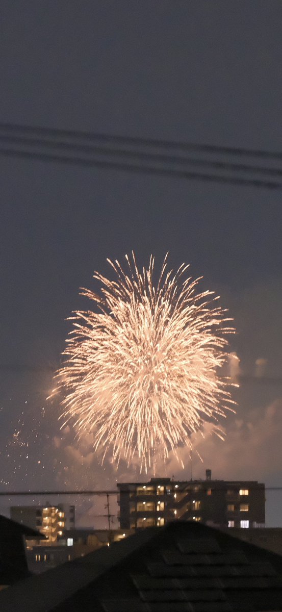onikameko's tweet photo. ベランダから花火撮影🎆
このマンション気に入った📷🦭
#fujifilm #gfx100s2 #gf110mmf2 https://t.co/zY0gVdFUpV