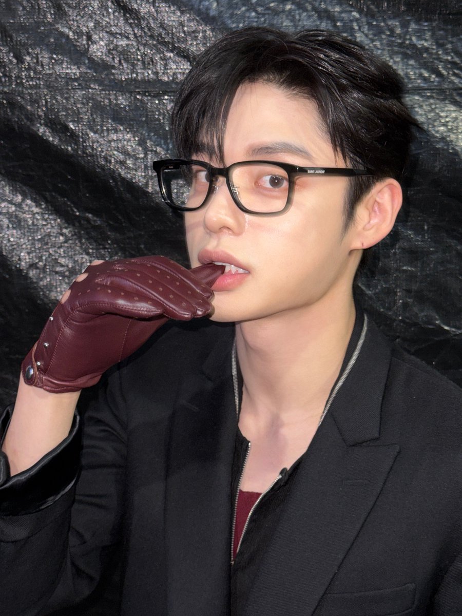 woongmail's tweet photo. 📸 261004 ⋅ 20:50

🦋 [photos x4]

🦋 make some noise

🦋ㅋㅋㅋㅋㅋㅋㅋㅋ throat issue 😎

🦋 ah but when it started raining towards the end of the performance it made me want to have even more fun https://t.co/EstRdQqC2I