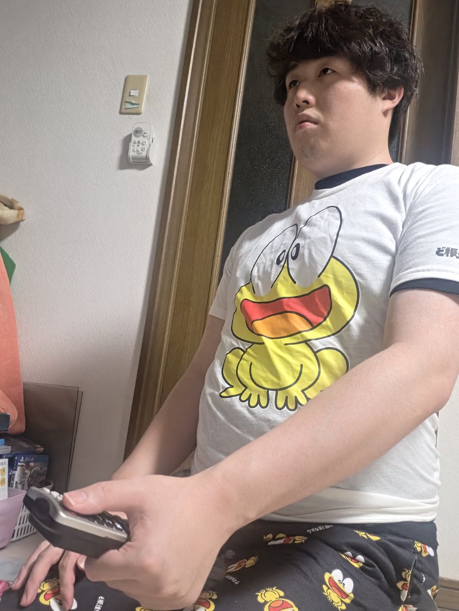 howabo_SHOWtaro's tweet photo. 【晒し】VIVANTが楽しみすぎてテレビの前で正座しているピョン吉シャツの元タクシー運転手無職25歳を晒します。

#VIVANT #お笑い　#芸人　#無職　#ピョン吉　#札幌　#晒し https://t.co/bGaDSMwfi3