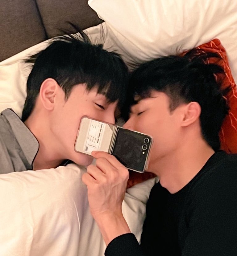 suntaythi's tweet photo. JUB JUB 😳 HELLO SAMSUNG MORE EVENT FOR TAYNEW PLUS POLCASAN PLEASE 🤣🤣🤣🤣🤣

TAYNEW POLCASAN IN TAIPEI
#TayNewPolcasanFamilyTripinTaipei

            then 🐻‍❄️🤳🏻🐋                                now 🐻‍❄️🤳🏻🐋 https://t.co/pvA5bUGLGA