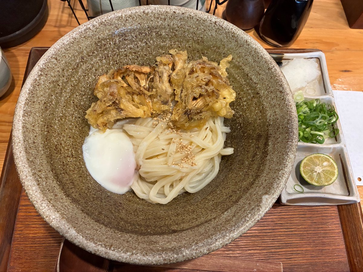 rokaanandayone's tweet photo. いつも行くうどん屋さんが
遅い夏休みだったので
踊るうどんへ。
舞茸の天ぷらがさくさく
温玉もとろっとして幸せ。 https://t.co/iJxSBVWxQO