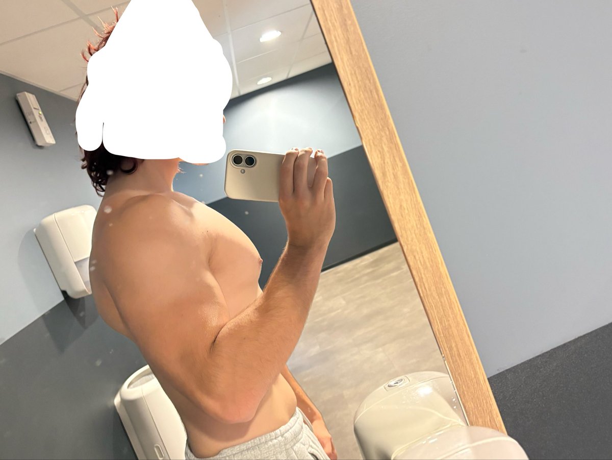 jojofans_000's tweet photo. Séance dos triceps + rapelle épaule 

J’aime pas trop mon physique à l’heure actuelle mais il faut j’me motive à perdre du poids ( j’ai l’impression d’avoir légèrement regresser mais sûrement l’effet Bloat) https://t.co/XzLYpFONRh