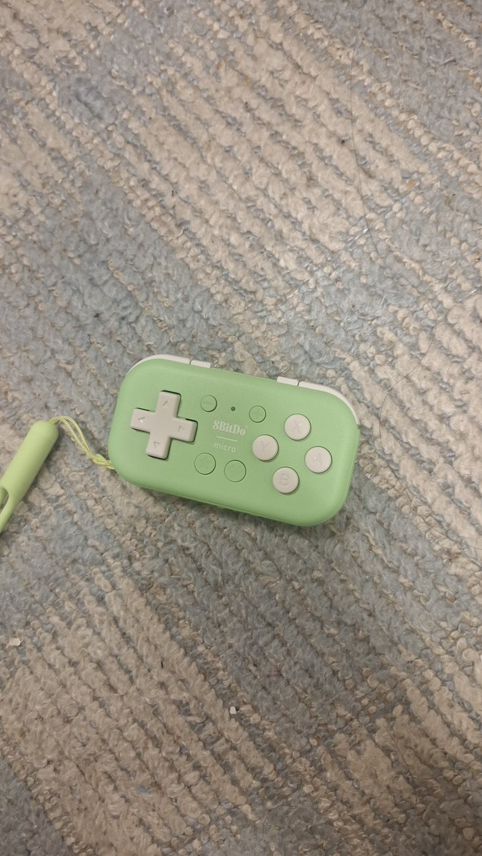 FELKER_Fall's tweet photo. 左手デバイス届いた

これはフォールガイズを踏む時に左手で移動を担当する用(WASD)。
足はジャンプダイブ掴みとカメラ左右 https://t.co/dniYLxjhwn