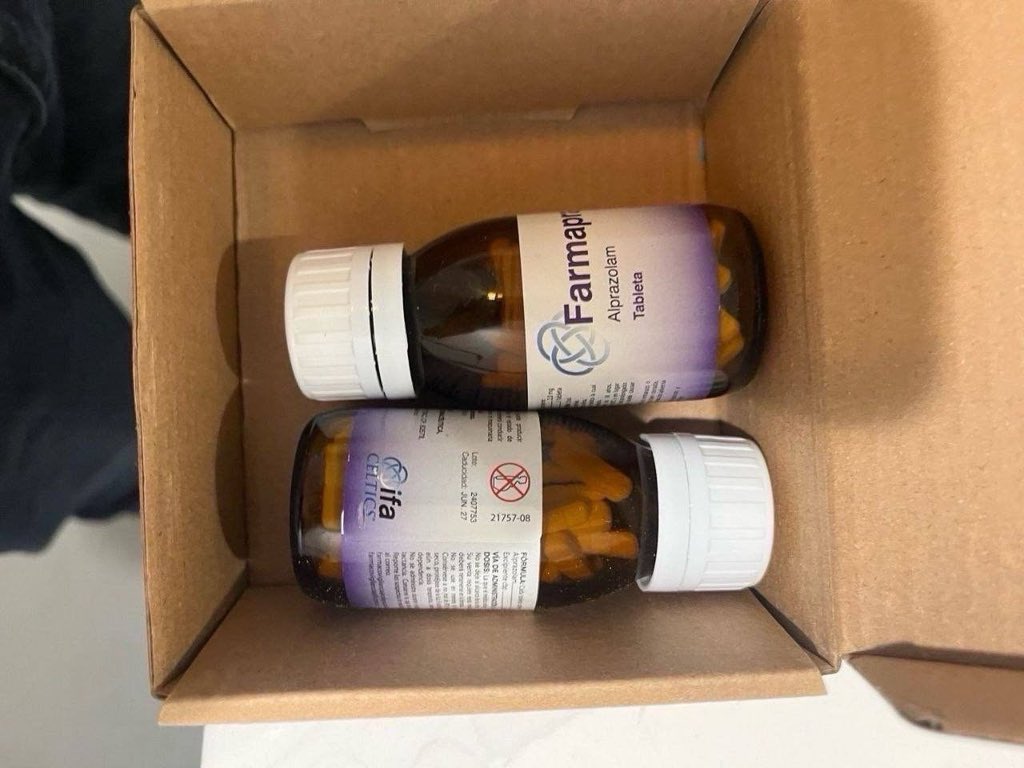 AlyepMartin's tweet photo. Honestly sucks, i went in and he only gave me 90ct farma  as a final goodbye after 10+ years, instead of my typical 90 footballs 90 addys &amp; 90 4mg dilaudid,i had to choose between one of the three. The hurt i felt was similar to my first love leaving my ass for being a junkie https://t.co/eRdLa8RF7m
