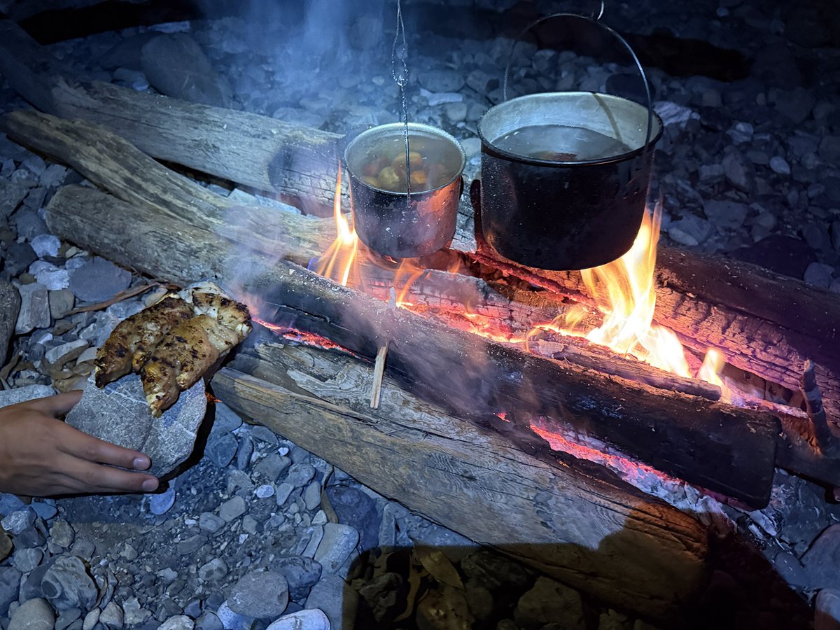 BlueNileGear's tweet photo. 川辺川のほとりで…
川辺川の水で醸した球磨焼酎「川辺」を飲み、相良の栗を山ほど食し、人吉名物？豚足をしゃぶる！
最高の焚き火ナイトでした🔥

#パックラフト https://t.co/WL9dPuAeka