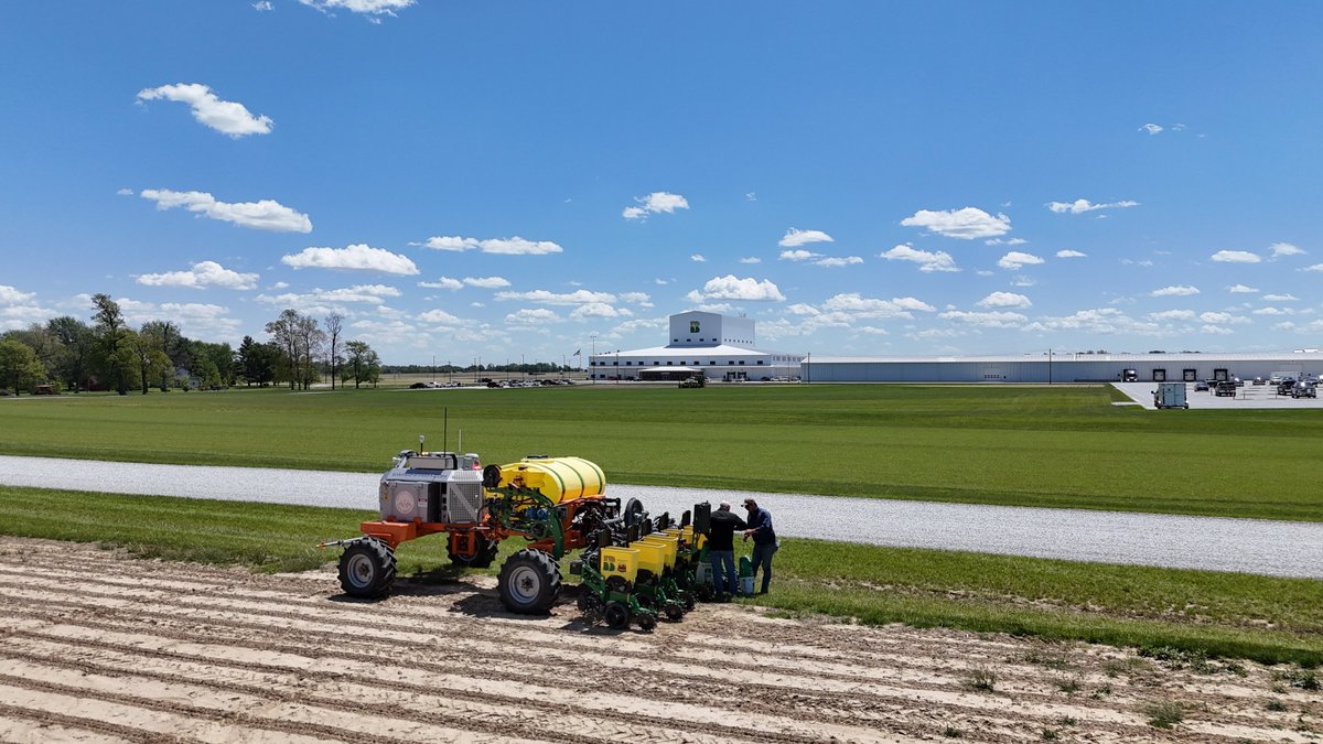 SwarmFarm's tweet photo. Swipe for a before and after!

Earlier this year, we put SwarmBot Gindie to the test at @BecksHybrids, planting corn and soybeans in an autonomous field trial!

Now in its second year, the trial builds on our first autonomous planting work, exploring how SwarmBot can take on more tasks in the field, from planting through to spraying.

Each trial gives us an opportunity to push the limits of our technology, test new capabilities and explore what’s possible with autonomy.

Exciting things are happening. Stay tuned for more updates from the US!
#SwarmFarm #SwarmBot #AutonomousFarming #AgTech #AgriculturalInnovation #BecksHybrids