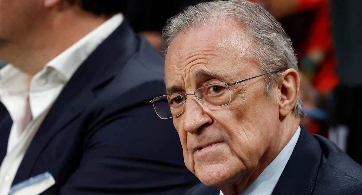 FRBarca_'s tweet photo. ⚖️ Si le Real Madrid a présenté à l'UEFA sa version de l'« affaire Negreira », le Barça n'aura pas besoin d'inventer quoi que ce soit pour y répondre. Il suffirait de passer en revue l'historique des avantages — qu'ils soient arbitraux, institutionnels ou financiers — dont a bénéficié le Real Madrid.

👨‍⚖️ Premièrement, l'influence sur l'arbitrage. Pendant sept décennies, la plupart des responsables du système d'arbitrage étaient d'anciens membres, dirigeants ou joueurs du Real Madrid. Le plus célèbre d'entre eux était José Plaza.

🏆 Au cours des 13 saisons où il a eu la responsabilité exclusive de la désignation des arbitres, le Real Madrid a remporté 11 titres de Liga, tandis que le Barça n'en a gagné aucun. En son absence, les deux équipes ont remporté deux titres chacune.

🇪🇺 Sur la scène européenne, la liste des décisions arbitrales généreuses en faveur du Real Madrid est également très longue.

🚨 À l'époque de Negreira, le Barça s'est vu priver de titres de Liga à cause d'erreurs d'arbitrage manifestes, comme celle reconnue par Mateu Lahoz, qui a offert le titre à l'Atlético de Madrid.

⚽ Deuxièmement, le cas Di Stéfano. En 1953, le Barça avait trouvé un accord avec River Plate, alors que le Real Madrid négociait avec Millonarios, contournant ainsi le « Pacte de Lima ».

🏛️ Le régime a exercé des pressions sur le président du Barça, Martí Carreto, et l'affaire a finalement été tranchée par une commission fédérale dont 17 membres sur 12 avaient des liens avec le Real Madrid.

🏗️ Troisièmement, l'immobilier. Alors que la mairie de Barcelone, sous le franquisme, a mis six ans (de 1960 à 1966) pour reclasser les terrains de Les Corts, le Real Madrid a obtenu en 2001 le reclassement des terrains de son centre d'entraînement, permettant ainsi la construction de tours de grande hauteur.

💰 Le club a perçu 500 millions d'euros, ce qui a permis d'apurer une partie d'une dette de 300 millions d'euros et a donné à Florentino Pérez les moyens d'investir 413 millions d'euros en recrutements lors de son premier mandat.

🏙️ L'histoire se répète. La mairie de Madrid a reclassé 448 000 mètres carrés à Valdebebas. Sa valeur devrait passer de 70 à 360 millions d'euros.

⚖️ S'ils veulent débattre de qui a le plus profité de l'arbitrage ou de l'influence institutionnelle, ils devraient être les premiers sur la liste !

(@mundodeportivo)