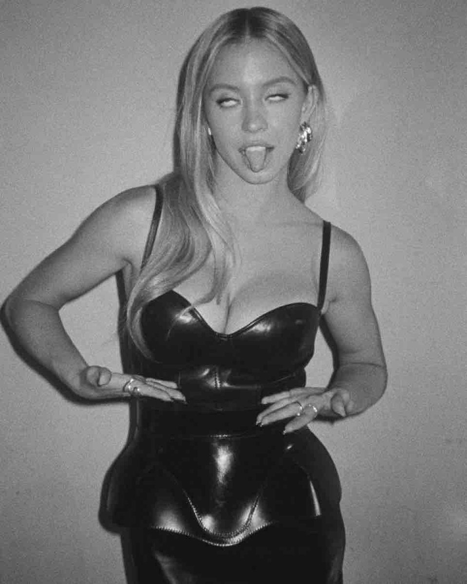 sweeneyllll's tweet photo. The leather. 🖤 https://t.co/VGODdOvEsu