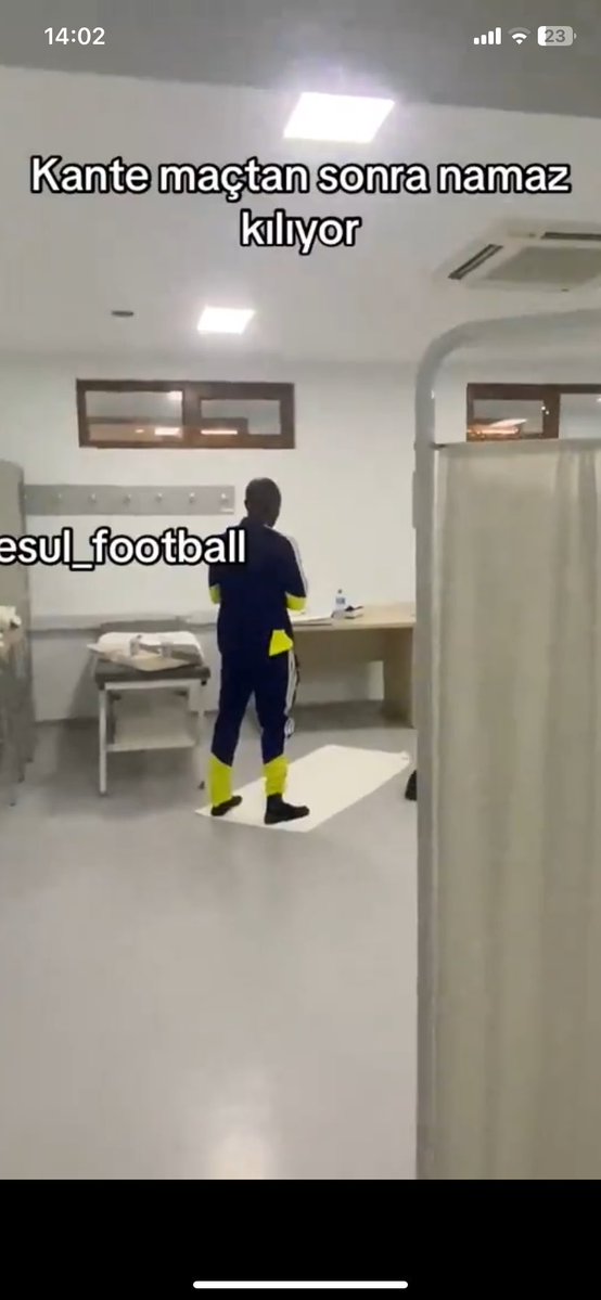 fenerstudios's tweet photo. Fenerbahçeli oyuncu ve galatasaraylı oyuncu 
aradaki fark bu işte 
#Fenerbahçe #Kante #galatasaray https://t.co/0yibqYaj6U