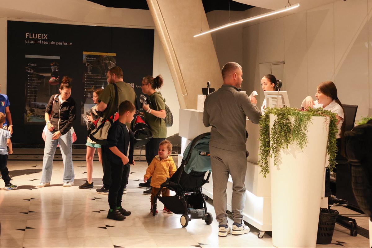 comuee's tweet photo. ♨️ Avui, Caldea torna a obrir les seves portes als escaldencs i les escaldenques.

✨ Per quart any consecutiu, més de 1000 persones estan gaudint del termolúdic, els espectacles i una jornada molt especial.

💙 Una cita que posa en valor el vincle de Caldea amb la parròquia. https://t.co/63t2XpGN8c