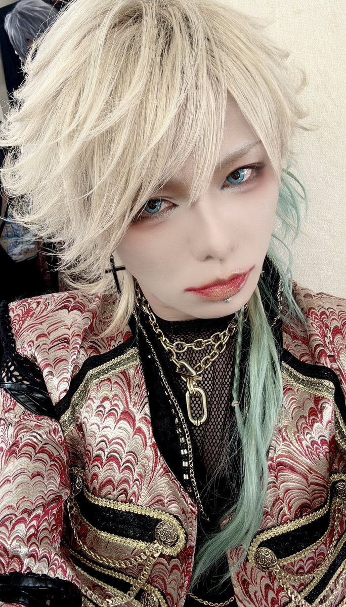kouki_d_out's tweet photo. 47ツアー青森ありがとー！まじで瞳孔開くくらい熱くなれました。

面白かったのもあるけど、君たちが間違いなく引き上げてくれた！

ライブってこうだよなって再確認させてくれてありがとう、そしてダウトの47ツアーセトリも個性爆発で楽しくない？

いつだって、潮時の交差点を遠ざけるのはいつだって君という光

今がステージで1番やれているかどうか、多分今なら若さとか、批評とかいう壁を簡単にブチ破れるパフォーマンスができると思う。

イベントでダウトを拝みにきてくれ👹

岩手も青森来てよかった！