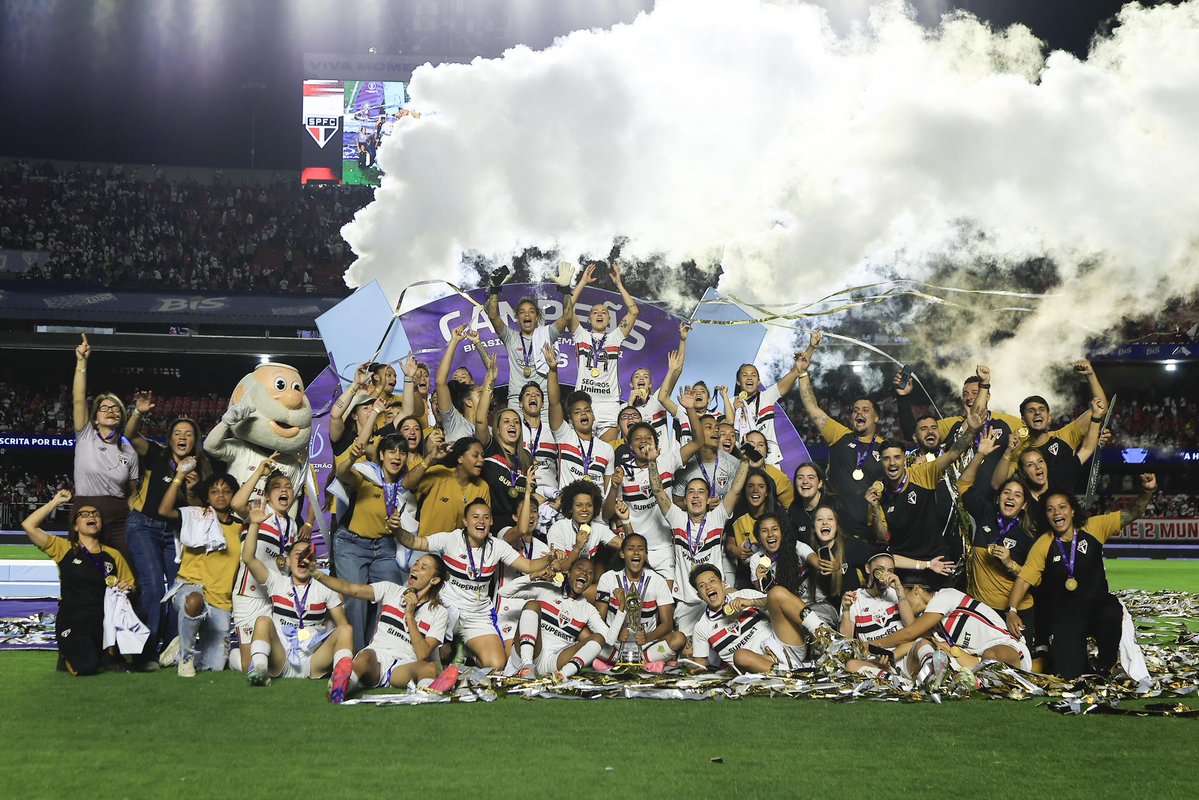SaoPauloFC_Fem's tweet photo. 🏆😎 Bom dia pra quem é CAMPEÃO BRASILEIRO! 

📸 Miguel Schincariol / São Paulo FC

#FutebolFemininoTricolor
#VamosSãoPaulo 🇾🇪 https://t.co/JakwChDdDa