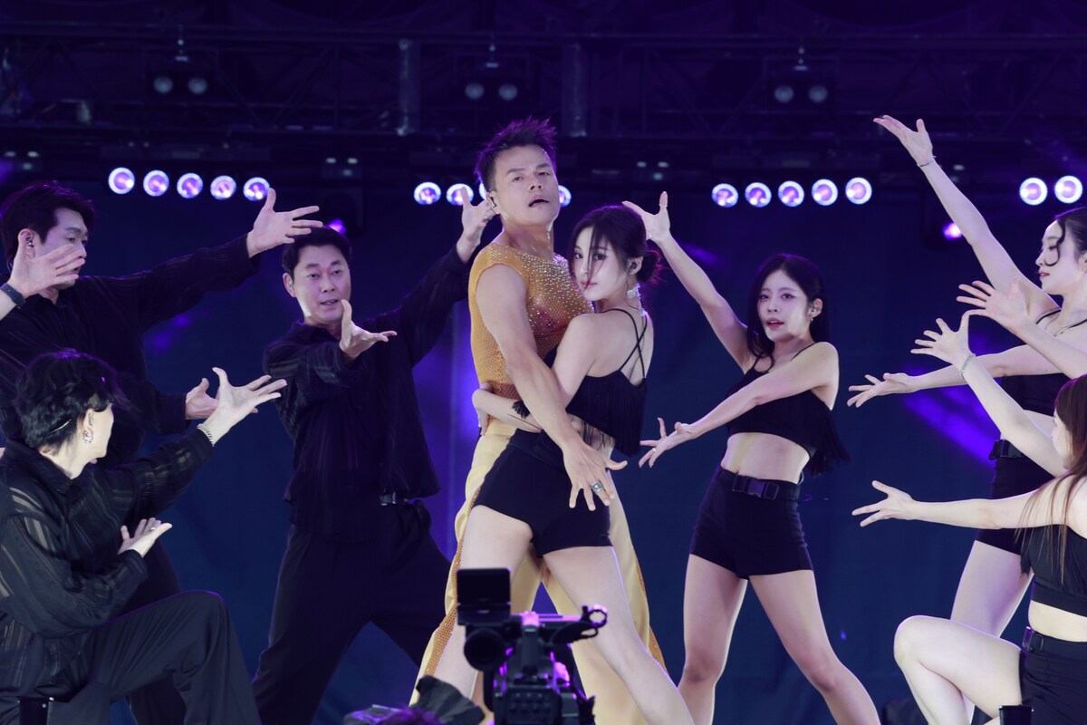 natalie_mu's tweet photo. 🔹🔹🔷「a-nation」ライブレポート🔷🔹🔹
#浜崎あゆみ とAK-69が「SEASONS」でコラボ
浦田直也と「WOW WAR TONIGHT」熱唱🎤✨️

Da-iCEがでっかい花火打ち上げ
ワンエンTETTAは11年越しの夢叶う

⏬詳細・ライブ写真多数 #anation2026
https://t.co/mLevLzURLj https://t.co/sqEf4kjPCQ