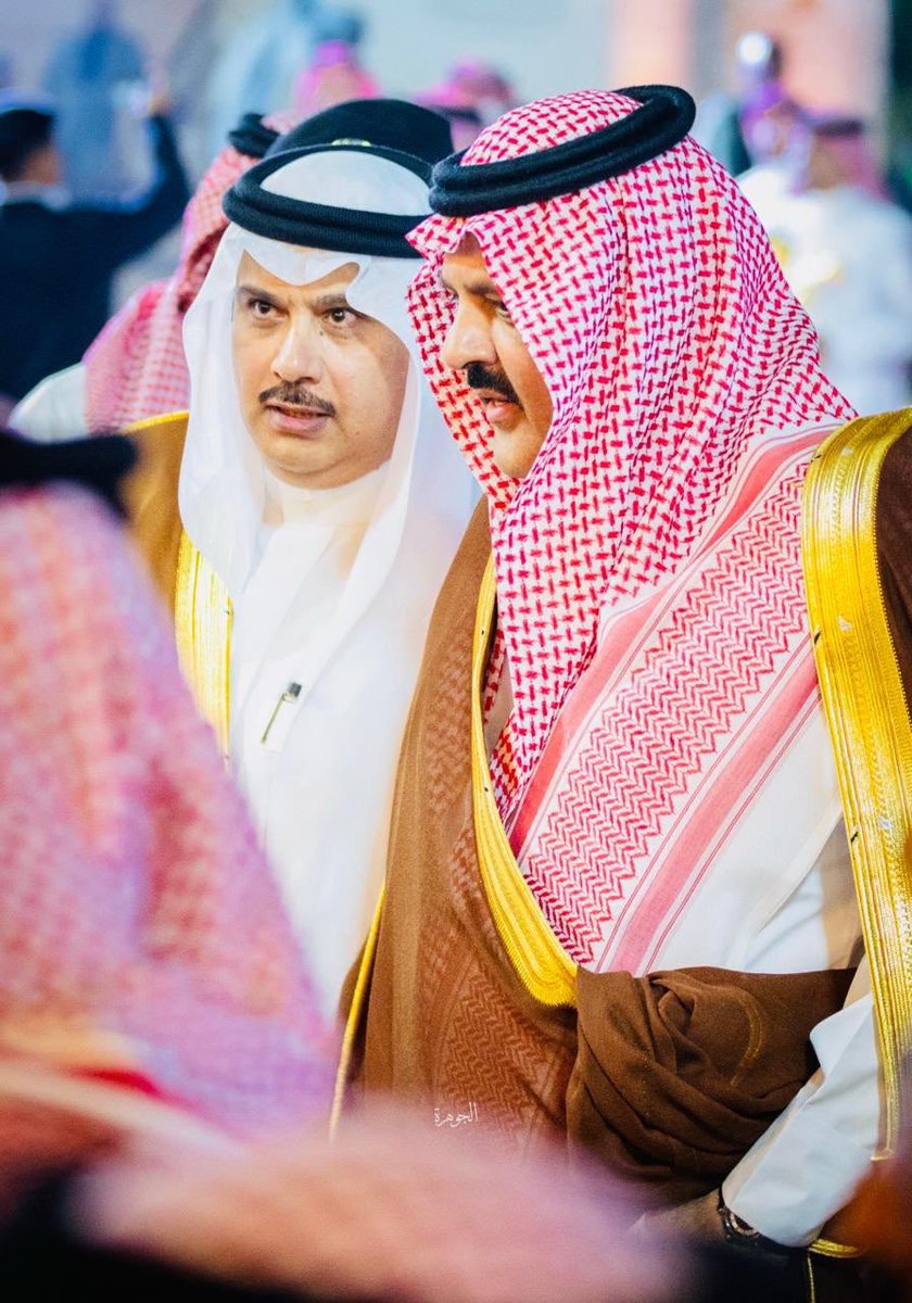 Shaalih_99's tweet photo. حائل والخيل العربية… حين يتحول الموروث من ذاكرة المكان إلى حضور العالم.

فالخيل العربية في حائل ليست مجرد جمالٍ يتنافس عليه العالم، وإنما إرثٌ تشكلت حوله ذاكرة المكان، وارتبط بالإنسان، وبقيت أصالته حاضرةً في الوجدان جيلًا بعد جيل.

ومن هذا العمق، تأتي بطولة حائل الدولية لجمال الخيل العربية الأصيلة لتتجاوز حدود المنافسة؛ فتجمع بين موروث المكان ومكانة الخيل العربية، وتمنح هذا الإرث مساحةً دولية تليق بقيمته، وتؤكد أن الموروث الحقيقي لا يُحفظ في الذاكرة فقط، بل يُقدَّم للعالم بصورةٍ تليق بتاريخه وتواكب مستقبله.

وتحت رعاية كريمة من صاحب السمو الملكي الأمير عبدالعزيز بن سعد بن عبدالعزيز، أمير منطقة حائل، تقام البطولة خلال الفترة من 28 إلى 31 أكتوبر، بمشاركة أكثر من 300 جواد من مختلف الفئات السنية، ومن مرابط سعودية وخارجية، في مشهد يعكس اتساع حضور الخيل العربية، ويضع جمالها وأصالتها في واجهة المشهد الدولي.

فالحدث لا يستمد قيمته من حجم المشاركة وحده، بل من المعنى الذي يحمله؛ أن تلتقي خيلٌ تحمل إرثًا عربيًا عريقًا بمكانٍ يحمل ذاكرة هذا الإرث، لتقدمه اليوم بصورة تليق بماضيه وتفتح له آفاق المستقبل.

فحين تحتفي حائل بالخيل، فهي لا تحتفي بجمالٍ عابر… بل بموروثٍ حيّ، يحمل من الماضي أصالته، ومن الحاضر حضوره، ومن المستقبل امتداده.

#بطولة_حائل_الدوليه_لخيل_العربيه
#حائل_الأجمل