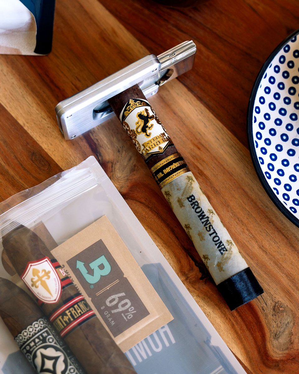 BovedaInc's tweet photo. 🏈🇬🇧International matchup in London. 🟥🟨 v 🟦⬜ Kick things off  bright &amp; early—what’s your game day smoke? 

 #CigarAficionado #MorningSmoke #GameDayVibes #Boveea #LoveYourCigars https://t.co/RdLobtQYEP