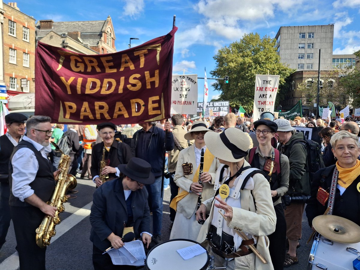 uaf's tweet photo. #CableSt90 march forming up!

@AntiRacismDay @Searchlight_mag https://t.co/eGSP7ztihM