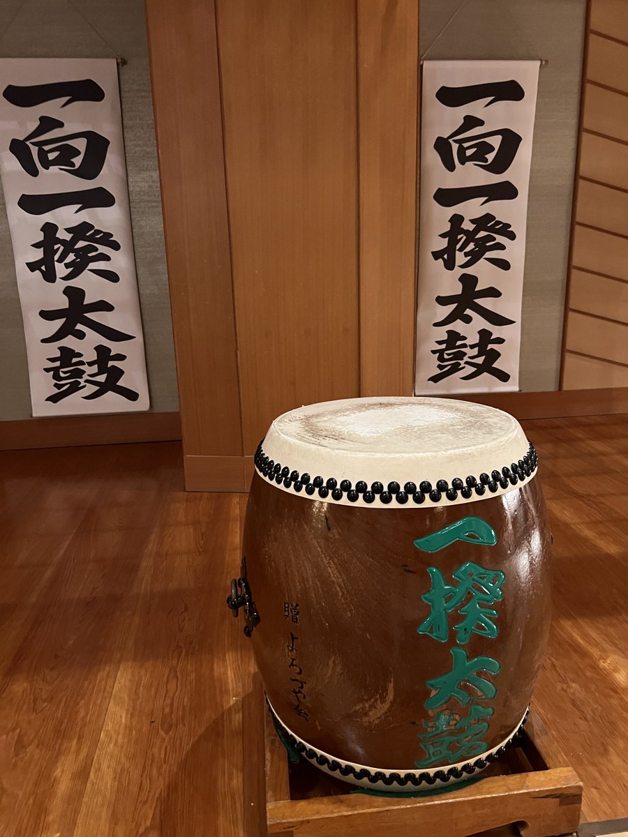 pogemuta's tweet photo. 加賀の一向一揆の蓮如さましんぐんデストロイ太鼓の実演も楽しい。マッドマックス怒りのデスロードのアレである。マスクマンがわらわら出てきておもしろい。 https://t.co/ri4hsvDftV
