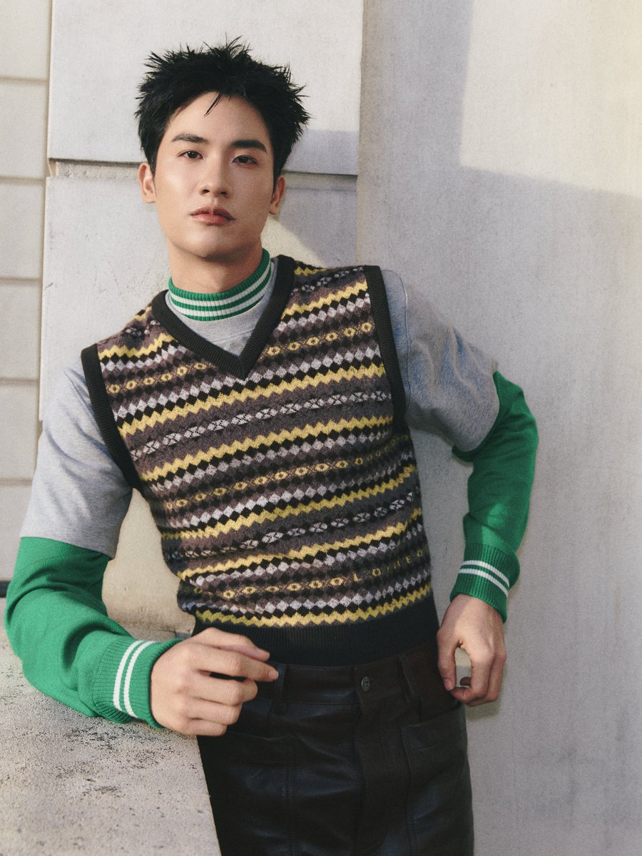 Siam_Paragon's tweet photo. โลเอเว่ แอมบาสเดอร์ เต-ตะวัน (@Tawan_V) ร่วมชมโชว์ โลเอเว่ คอลเลกชันฤดูใบไม้ผลิ ฤดูร้อน 2027 ภายใต้การออกแบบของ Jack McCollough และ Lazaro Hernandez คอลเลกชันนี้นำเสนอเสื้อผ้าที่ให้ความรู้สึกเข้าถึงได้ สวมใส่ได้จริงและน่าหลงใหล ผสมผสานความเรียบง่าย และการใช้งานแบบอเมริกัน เข้ากับจิตวิญญาณ และศิลปะบารอกจากประเทศสเปน ถ่ายทอดผ่านงานฝีมืออันประณีต และนวัตกรรมการรังสรรค์เครื่องหนังอันเป็นเอกลักษณ์ของแบรนด์

โดยเตเลือกใส่ลุคที่เน้นการเล่นสนุกกับเลเยอร์ ด้วยเสื้อกั๊กถักลวดลายสีน้ำตาล ขาวและเหลือง สวมทับเสื้อยืดสีเทา และเสื้อสเวตเตอร์แขนยาวสีเขียว คู่กับกางเกงหนังสีน้ำตาลเข้ม  สะท้อนการผสมผสานระหว่างเท็กซ์เจอร์ สีสัน และความสนุกสนานในแบบฉบับโลเอเว่

ค้นพบคอลเลกชันใหม่ของ LOEWE ได้ที่ชั้น M สยามพารากอน 
TAY FOR LOEWE SS27  @LoeweOfficial #LOEWE 
#LOEWESS27
#LOEWExTayTawan 
#Tawan_V
#SiamParagon