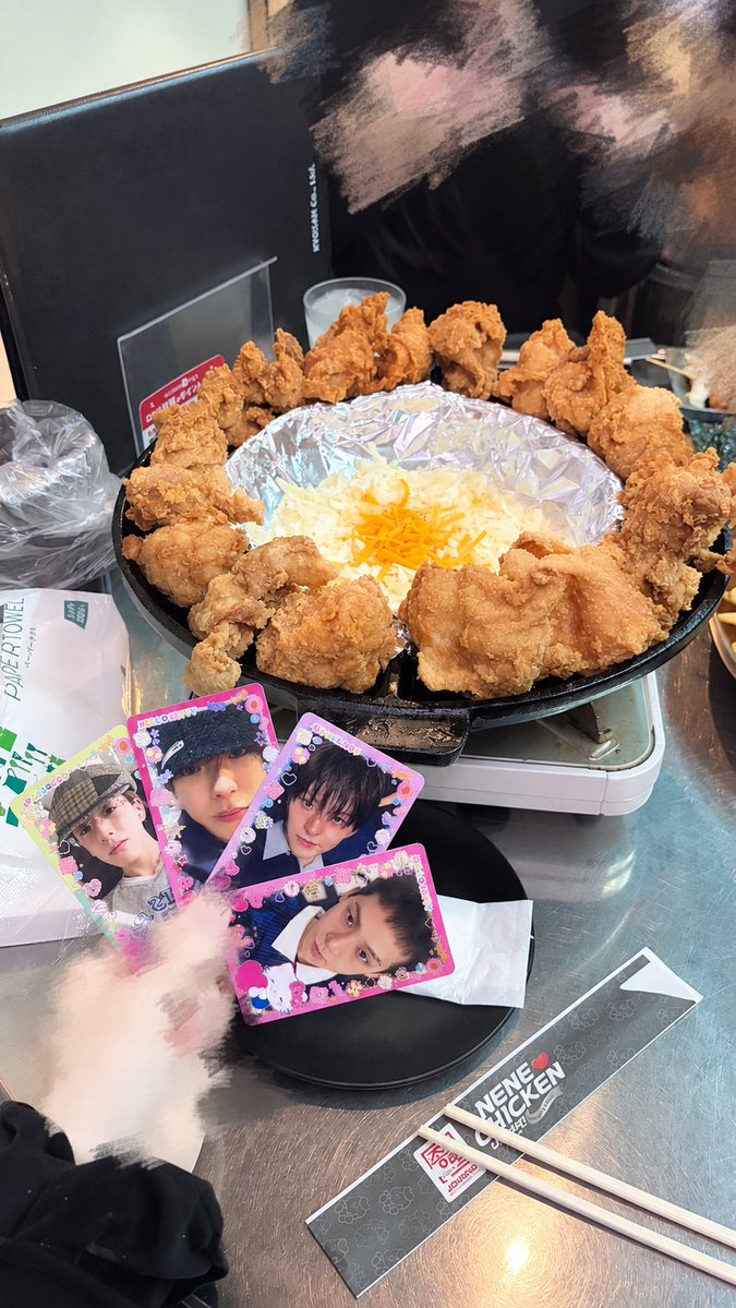 as47s2's tweet photo. 店員さんもトゥメでサイン渡してくれた💕💕
ネネチキン美味しかった<！☆∀☆！> https://t.co/jWA8lpPhht