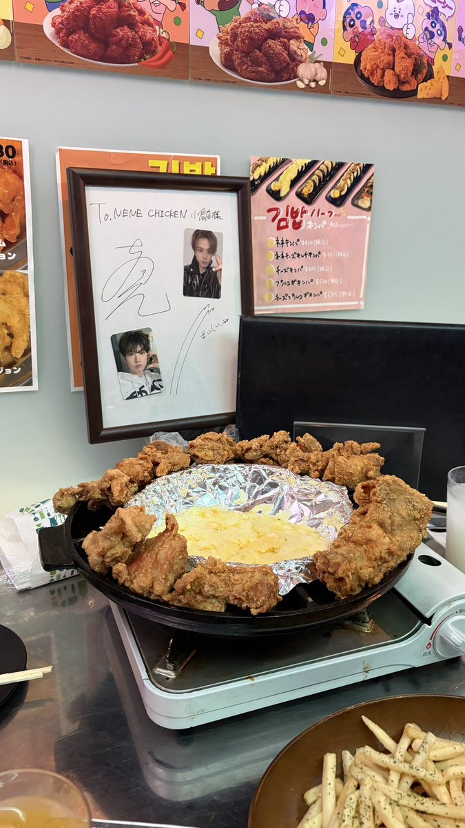 as47s2's tweet photo. 店員さんもトゥメでサイン渡してくれた💕💕
ネネチキン美味しかった<！☆∀☆！> https://t.co/jWA8lpPhht
