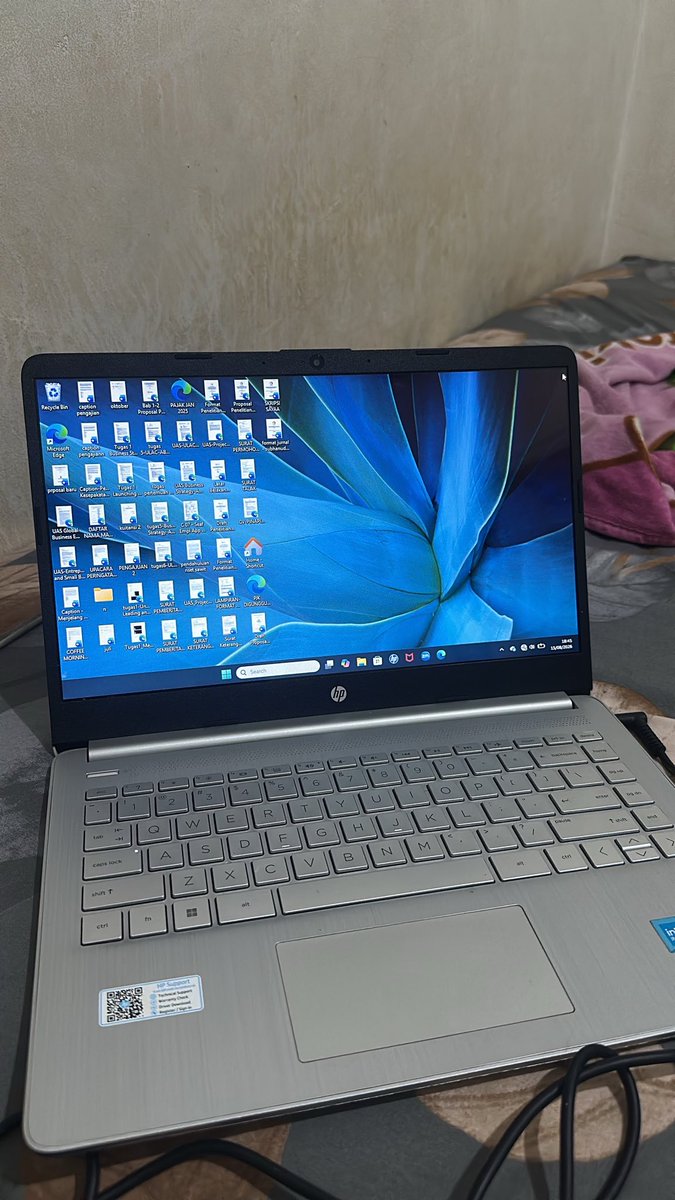 happielcyy's tweet photo. WTB WTS WTT

WTS laptop HEWLETT-PACKARD (HP) 14S PROCESSOR: CELERON N4500, RAM: 8, ROM: 256.
💸: 3,2 (nego)
dom: Sukabumi

pemakaian -+ 2th, minat serius, tanya2, bisa dm. 
#zonauangㅤ #zonabu #wts https://t.co/cfyLMbn4Nx
