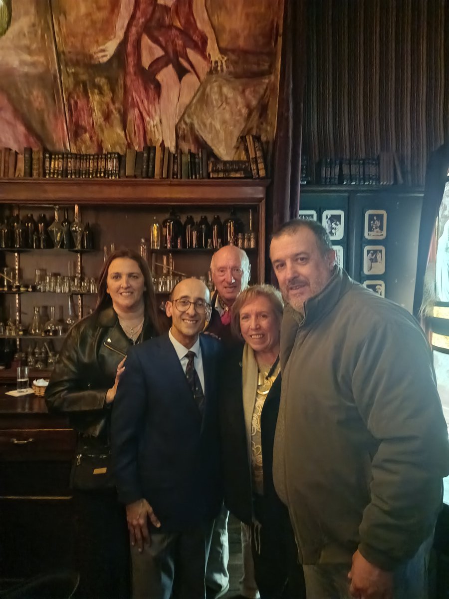 majodevivo's tweet photo. Anoche con @Cacique20202024 pasamos super lindo y si además disfrutamos con grandes amigos @ElOjoChurrinche y Sra...mejor aun!!! Super recomiendo vayan a ver al querido amigo @DDelgrossi en  la Vieja Farmacia Solís. Espectáculo donde no pare de reírme. https://t.co/6yRhGLyGf2