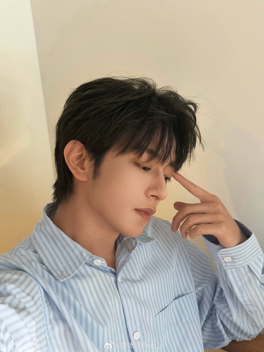 SeekyLiPeienTH's tweet photo. 04.10.69 | Peien replied on his Weibo: 

📎 https://t.co/B3lQBC1VEW

🎸 เจอรูปเซลฟี่อยู่รูปหนึ่ง 😏😏😏

#หลี่เพ่ยเอิน #李沛恩 #LiPeien #SeekyLi https://t.co/yN02Q4W5P1