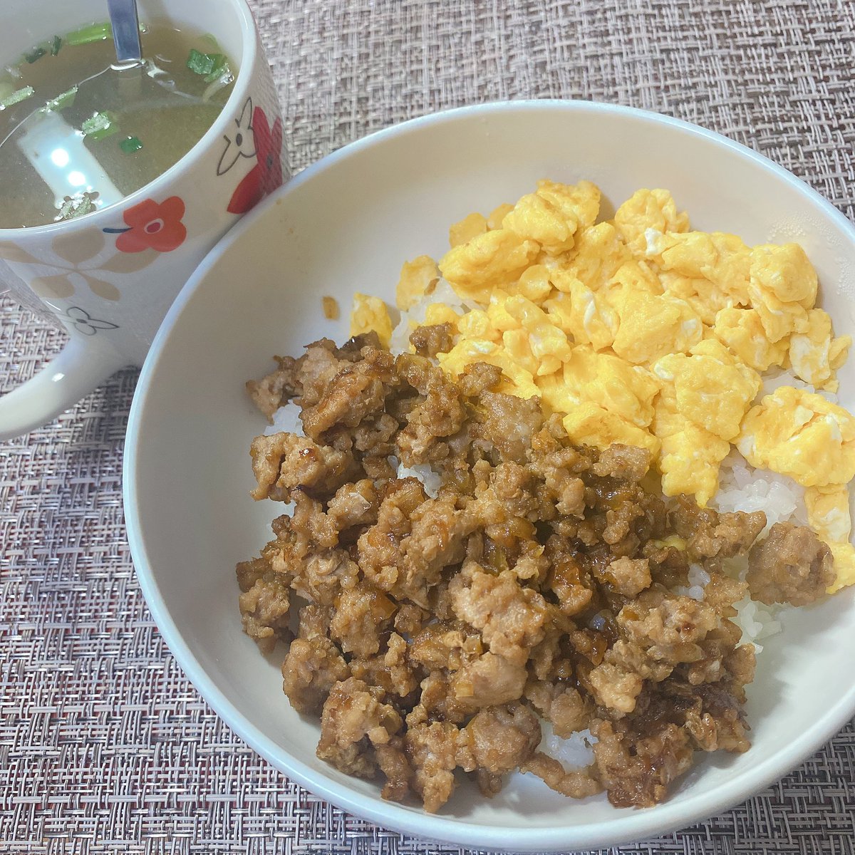 Chon_AAAA's tweet photo. 夕飯はめんどくなっちゃったけど食べなきゃ〜ってことで簡単にﾄﾞｩﾝﾌﾞﾘ
こういうのでいいんだよ飯 https://t.co/TwdU8RiATF