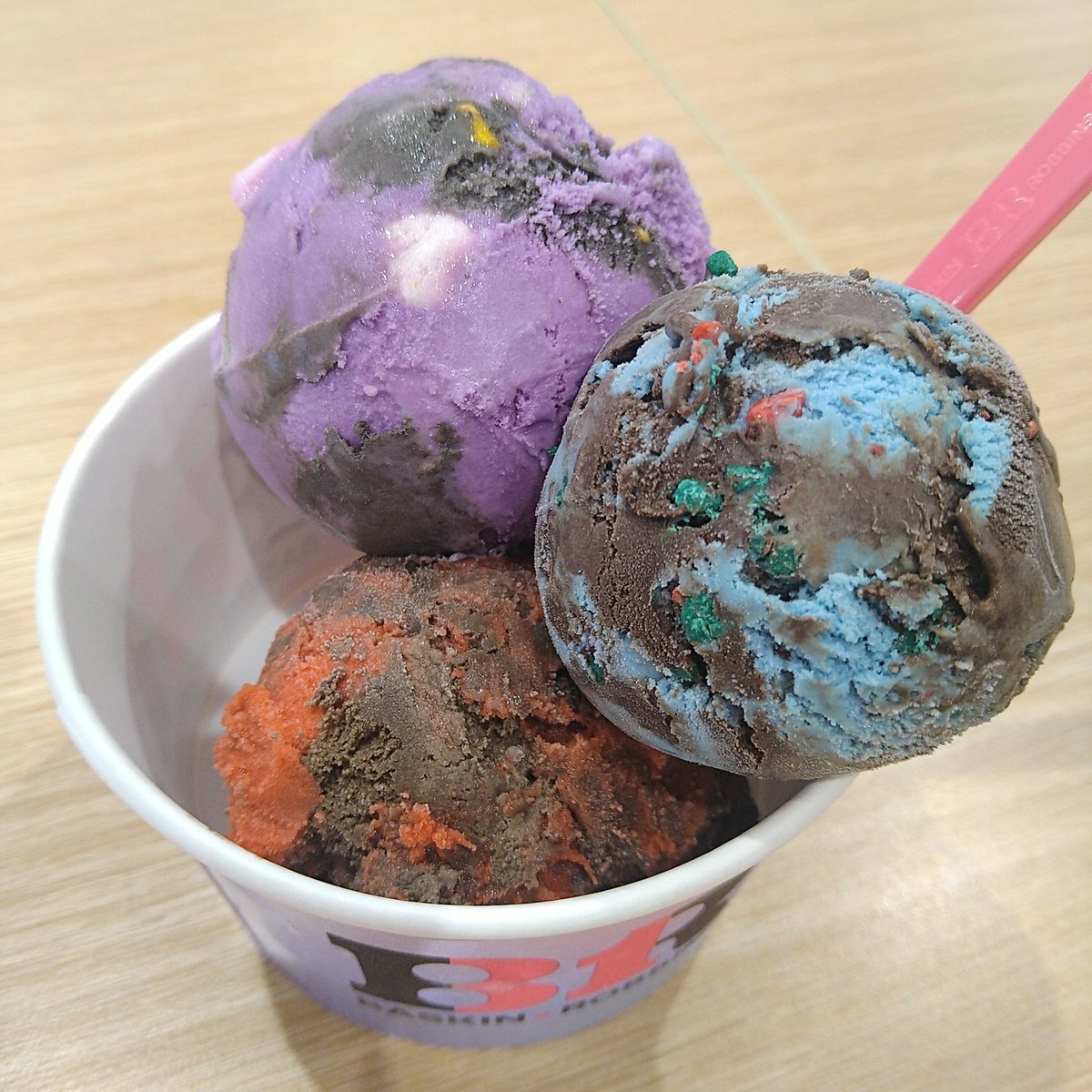 758bako's tweet photo. 31のハロウィン限定フレーバー達がとんでもない色だけど、チョコベースでどれもかなりおいしい！
#サーティワン https://t.co/SxrubEUZHw