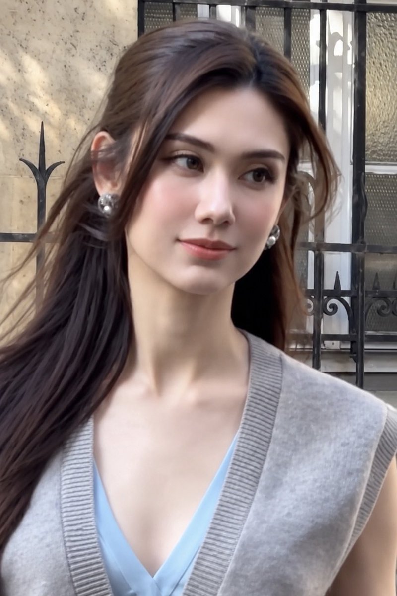 zdjst1's tweet photo. Coco Mademoiselle具象化了 感觉女人香扑面而来🤤

#CHANELSpringSummer 
#CHANEL #PFW  
#CHANELSS27xLenaMiu 
#LalinaLena https://t.co/vMhJRUJXB0